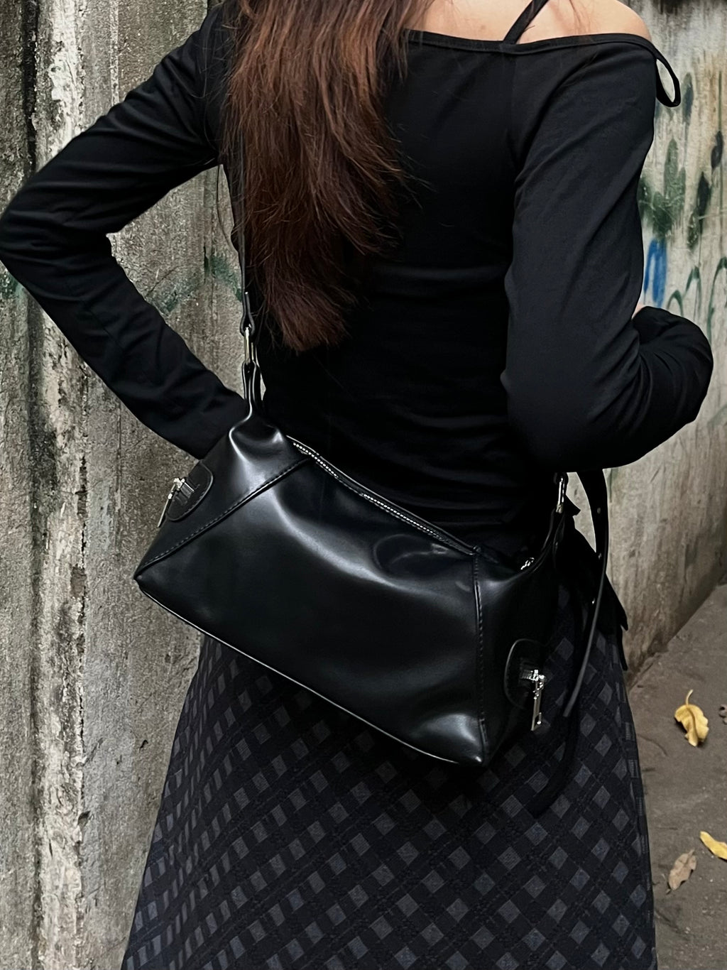 Black Chain-Lock Cylinder Bag